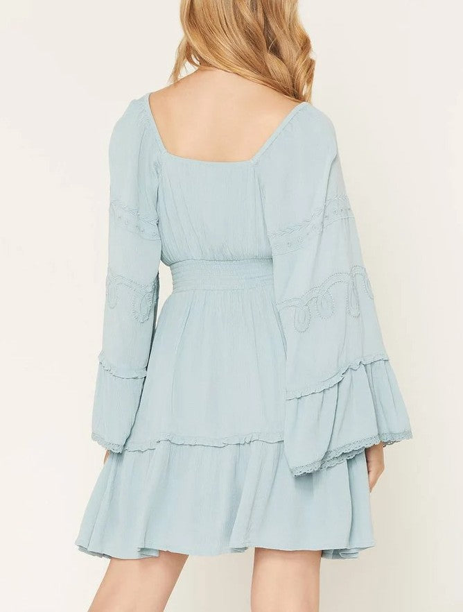 Vestido mini bordado de mangas acampanadas
