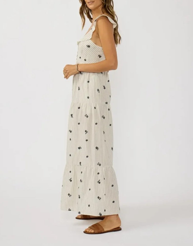 Vestido largo estratificado con tirantes con volantes